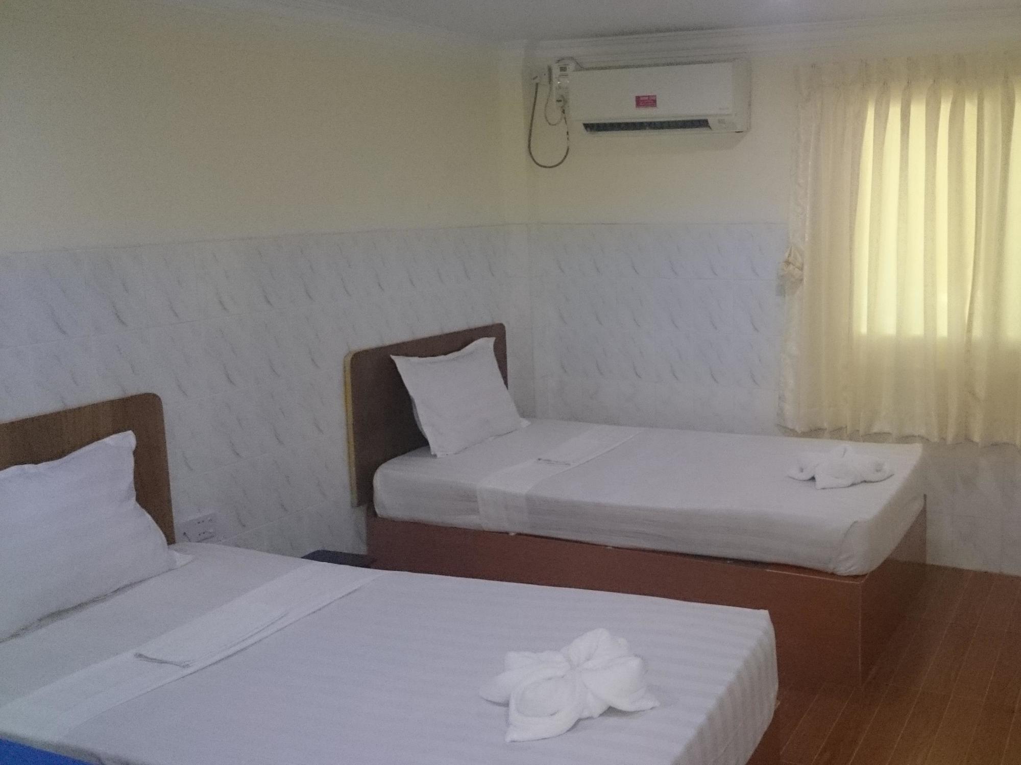 Silver Moon Hotel Янгон Екстериор снимка
