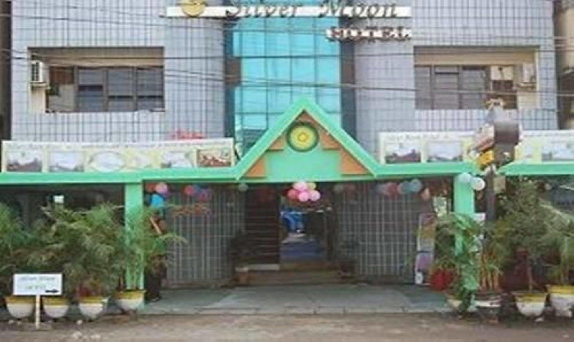 Silver Moon Hotel Янгон Екстериор снимка