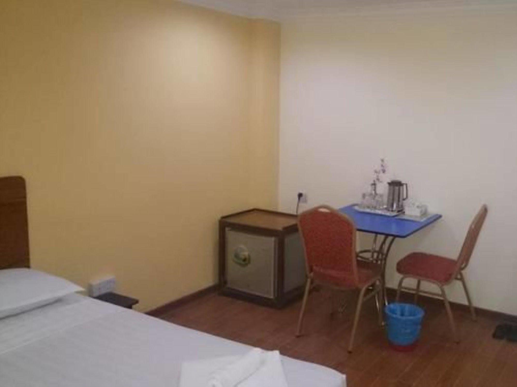 Silver Moon Hotel Янгон Екстериор снимка
