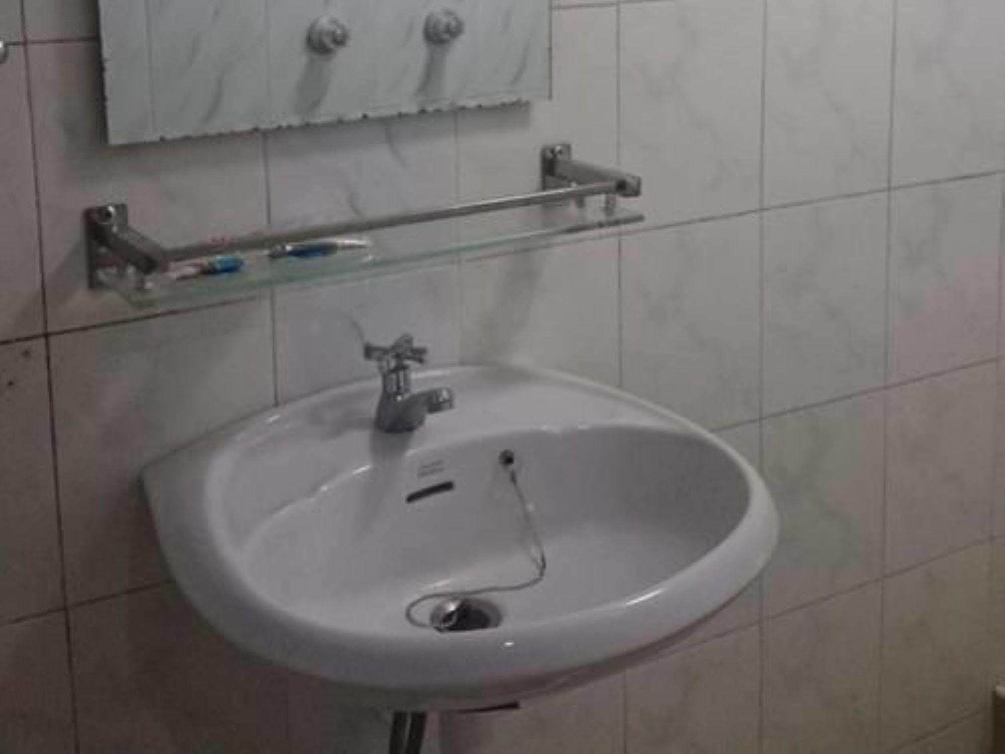 Silver Moon Hotel Янгон Екстериор снимка