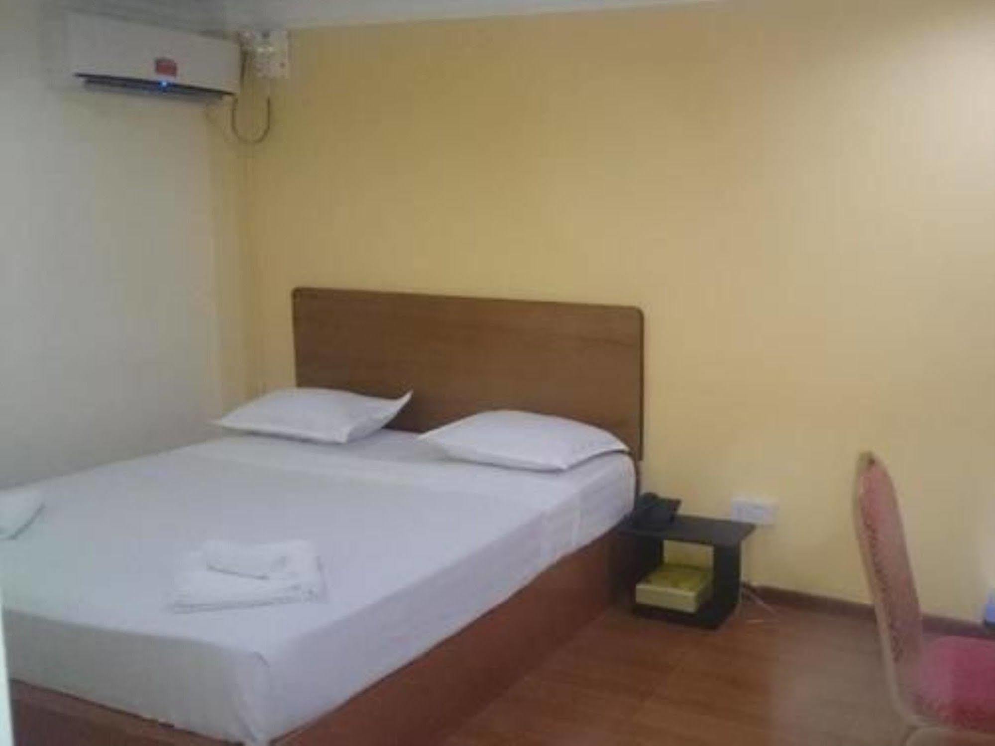 Silver Moon Hotel Янгон Екстериор снимка