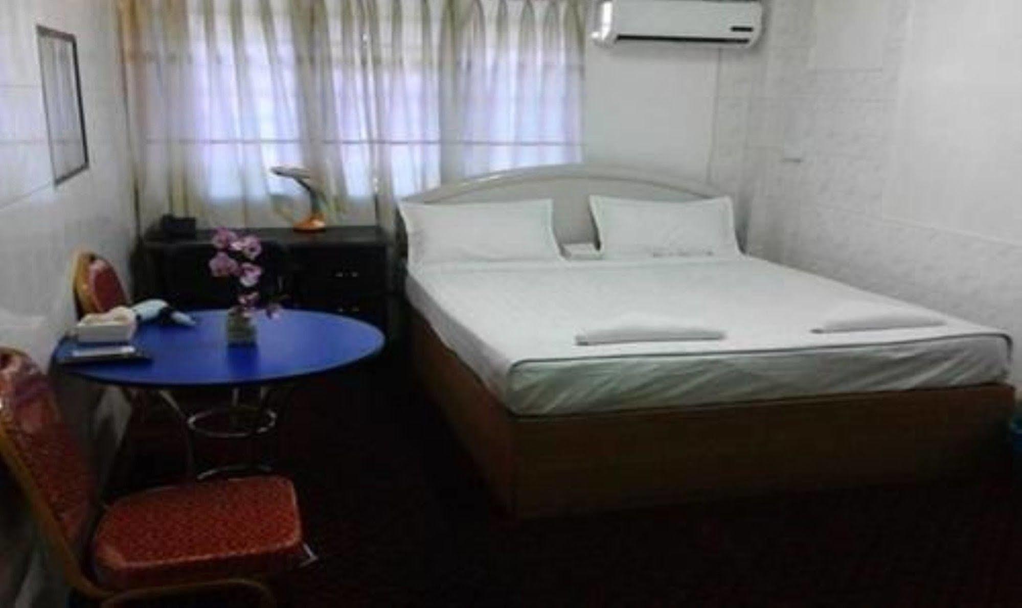 Silver Moon Hotel Янгон Екстериор снимка