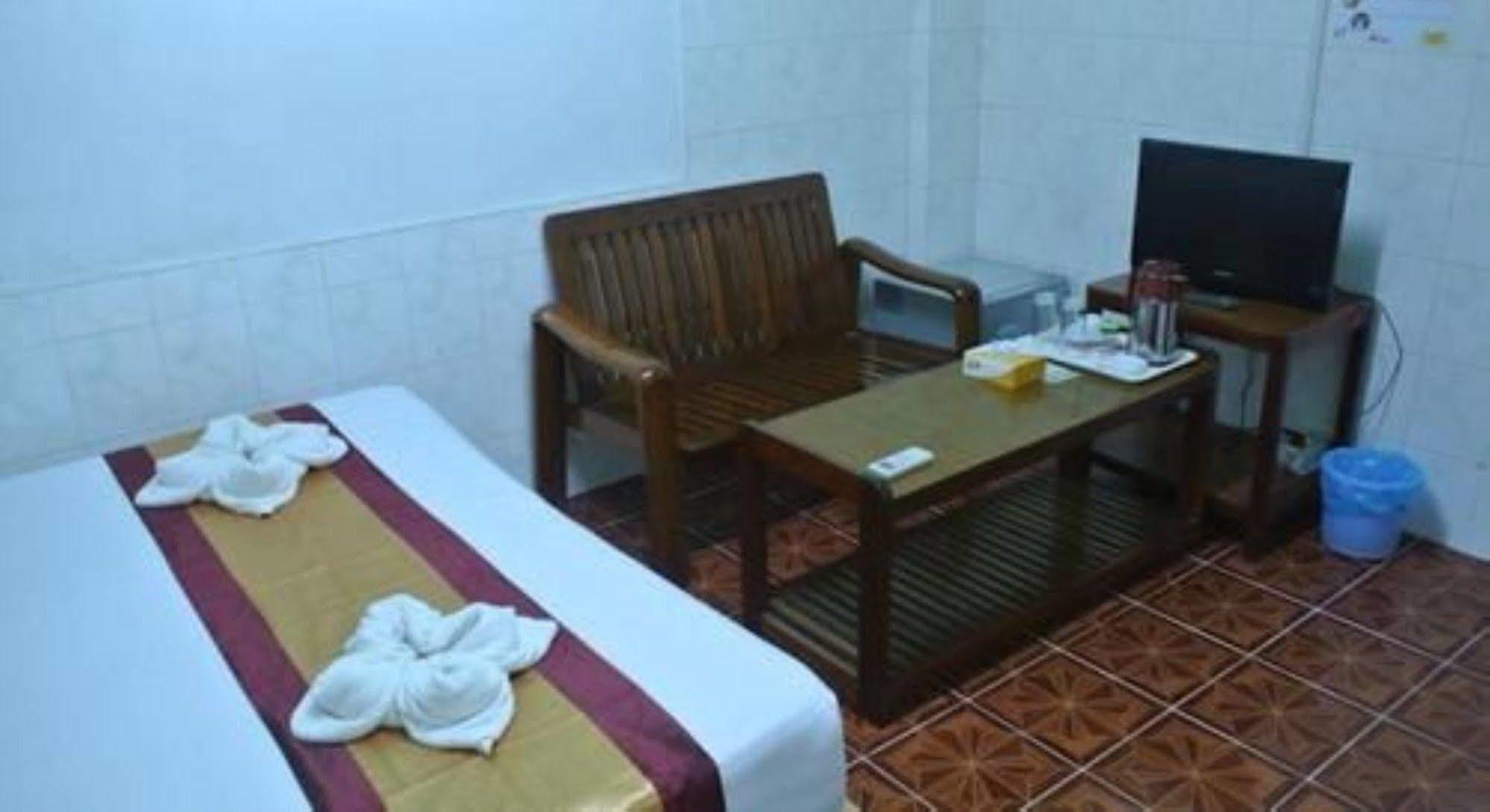 Silver Moon Hotel Янгон Екстериор снимка