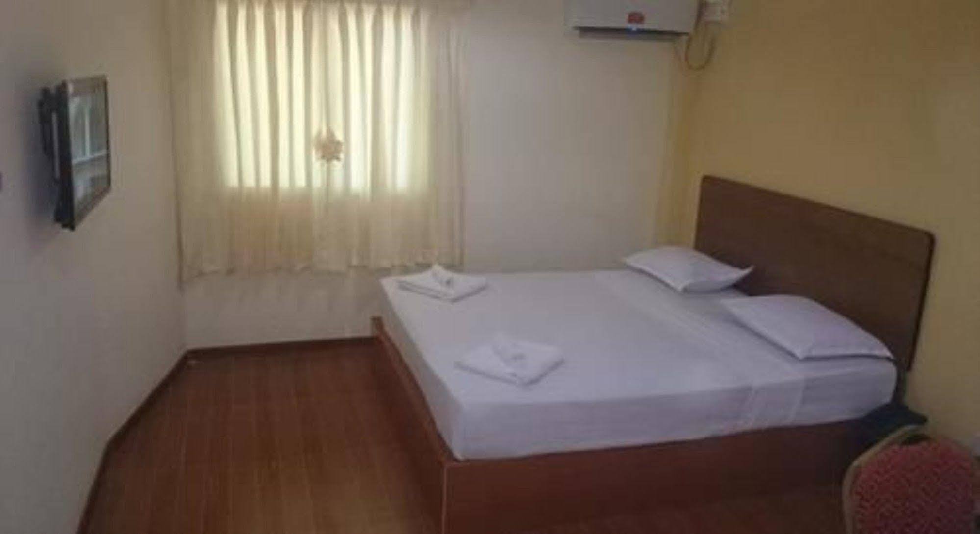 Silver Moon Hotel Янгон Екстериор снимка